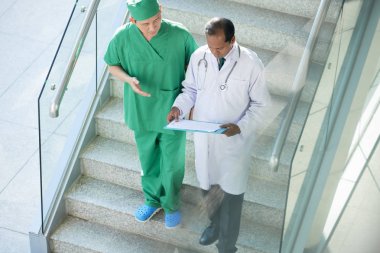 Kardiyolog ve cerrah hastanın kardiyogram ile belge tartışmak