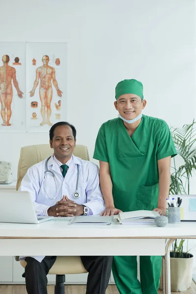 Pozitif Doktorlar Üniforma Çalışma Kamera Gülümsüyor Ile Poz — Stok fotoğraf