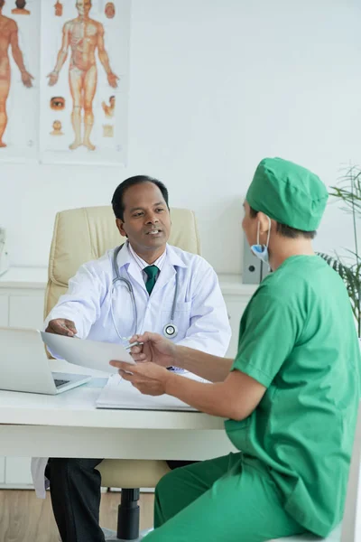 Médico Geral Cirurgião Discutindo Resultados Cirurgia — Fotografia de Stock