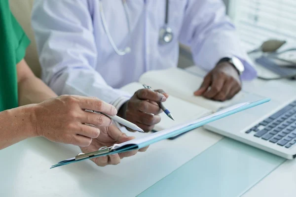 Mãos Trabalhadores Médicos Discutindo Prancheta Com Horário Semanal — Fotografia de Stock