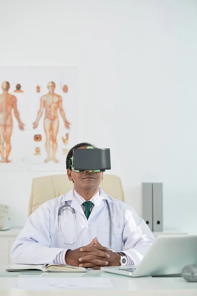 Médico General Indio Con Gafas Realidad Virtual Cuando Sienta Mesa —  Fotos de Stock