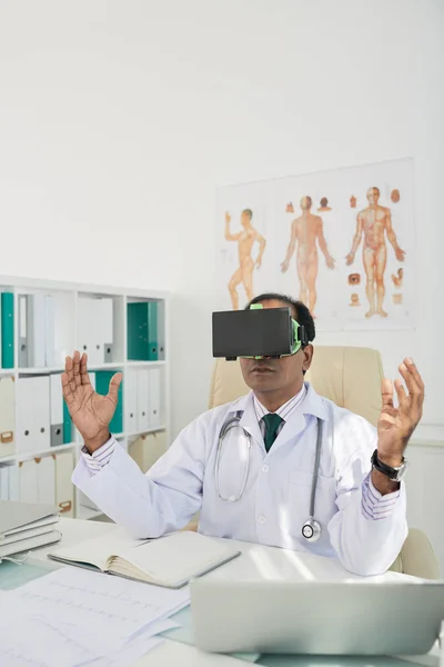 Medico Generico Indiano Che Guarda Video Educativi Occhiali Realtà Virtuale — Foto Stock