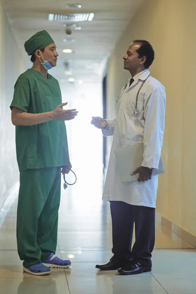 Travailleurs Médicaux Positifs Debout Dans Couloir Hôpital Discuter Travail — Photo