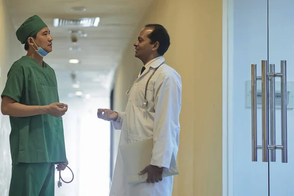 Läkare Och Kirurg Som Står Sjukhus Korridoren Och Diskuterar Svåra — Stockfoto