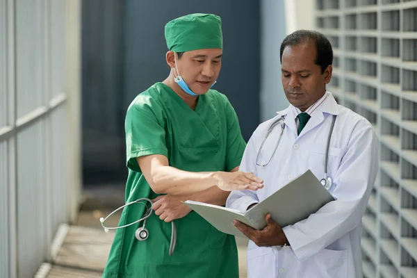 Χειρουργός Και Ιατρός Που Συζητούν Ιατρικό Ιστορικό Του Ασθενούς Όταν — Φωτογραφία Αρχείου