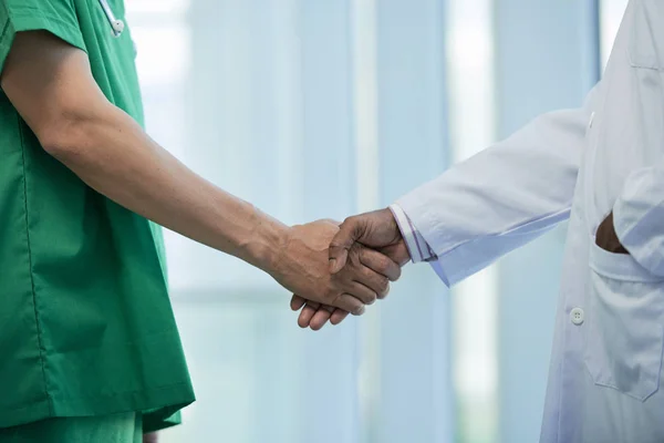 Trabajadores Médicos Estrechando Las Manos Antes Realizar Cirugía — Foto de Stock