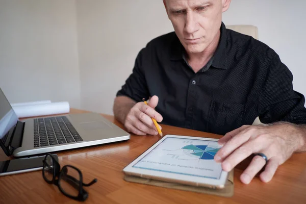 Senior Financial Adviser Sitting Table Analyzing Business Charts Digital Tablet — Stock Photo, Image