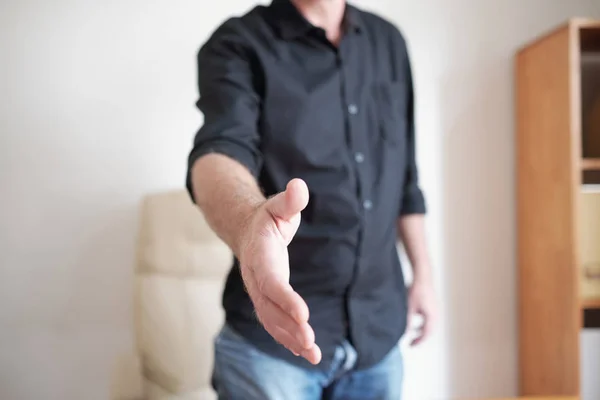 Zbliżenie Biznesmen Stojący Biurze Rozciągający Rękę Handshake — Zdjęcie stockowe