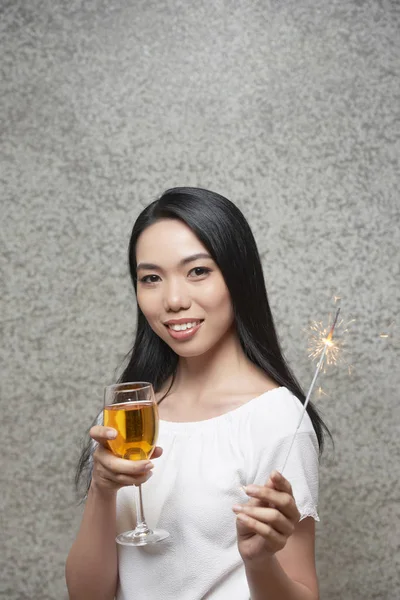 Atrakcyjna Uśmiechnięta Azjatycka Kobieta Ciesząca Się Kielichem Wina Imprezie Urodzinowe — Zdjęcie stockowe