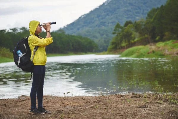 Hübsche Wanderin Steht Fluss Und Schaut Durchs Teleskop — Stockfoto