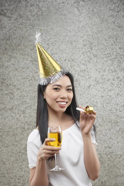 Freudige Junge Asiatische Frau Mit Party Trillerpfeife Und Glas Wein — Stockfoto