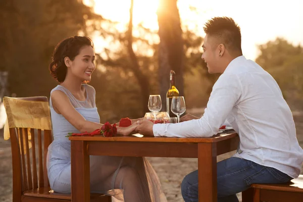 年轻的越南夫妇在海滩上吃浪漫晚餐 — 图库照片