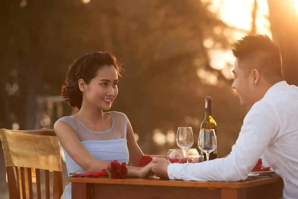 迷人的年轻亚洲妇女享受浪漫的约会与她的男朋友 — 图库照片