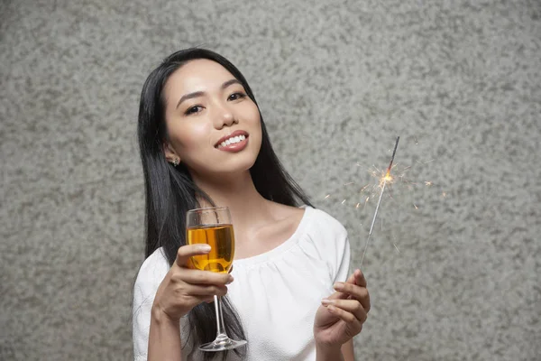 Aantrekkelijke Lachende Aziatische Vrouw Met Plezier Christmas Party — Stockfoto