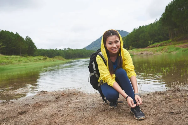 Güzel Kadın Vietnam Turist Nehir Tarafından Kısa Bir Mola Sırasında — Stok fotoğraf