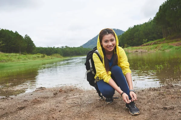 Hermosa Mujer Vietnamita Atando Cordones Zapatos Durante Una Breve Pausa — Foto de Stock