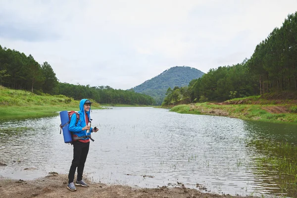 Bonito Jovem Caminhante Vietnamita Junto Arroz Beber Chá Garrafa Térmica — Fotografia de Stock