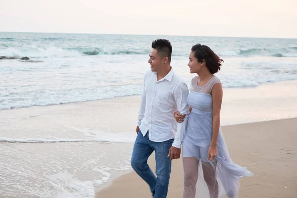 Jovem Casal Asiático Passando Lua Mel Praia — Fotografia de Stock