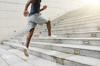 Şehirdeki adımlarla tek başına çalışan atlet