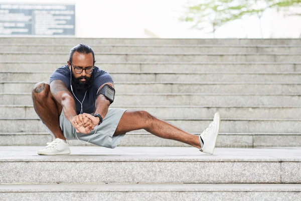 Homme Indonésien Sportif Échauffement Après Avoir Fait Jogging Plein Air — Photo