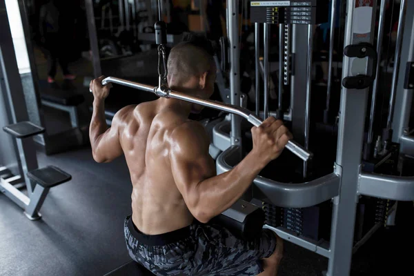 Bezwete Fit Sterke Jonge Man Doet Oefening Pull Machine — Stockfoto