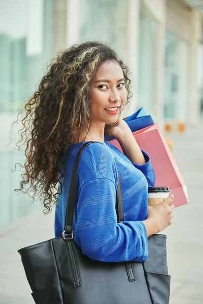 Mujer Indonesia Rizada Positiva Con Taza Café Bolsas Papel — Foto de Stock