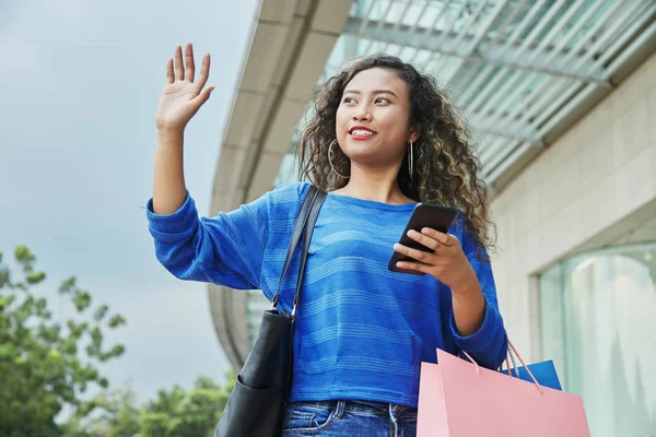 Usmívá Mladá Asijská Žena Smartphone Nákupními Taškami Venku Mávaje Někoho — Stock fotografie