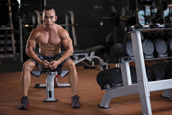 Esportista Suado Cansado Sentado Banco Após Treinamento Intenso — Fotografia de Stock