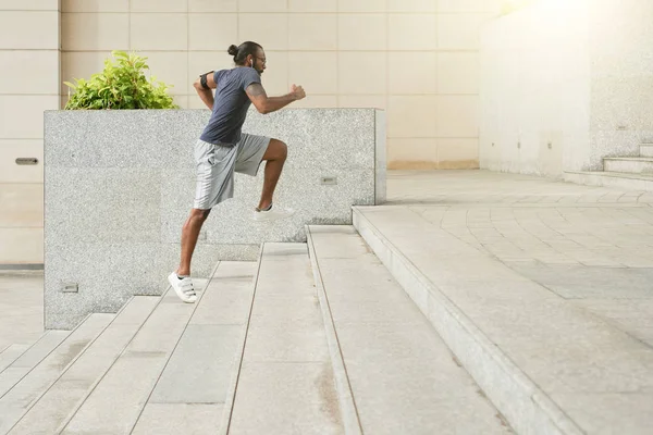 Activo Deportista Indonesio Hombre Corriendo Por Las Escaleras —  Fotos de Stock