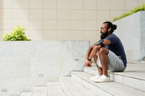 Nachdenklicher Bärtiger Mann Mit Brille Der Auf Stapeln Ruht Und — Stockfoto