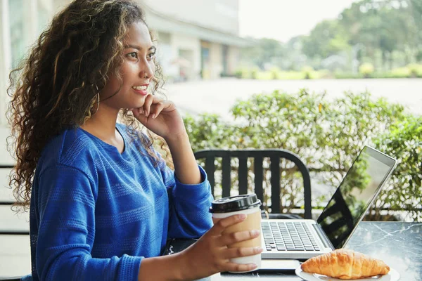 Usmívající Mladá Asijská Studentka Která Cappuccino Kavárně Pracuje Přenosném Počítači — Stock fotografie