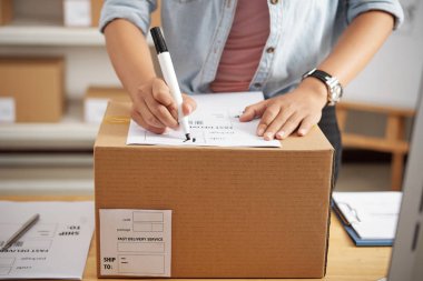 Yakın çekim Kadın yazma adresi kutusuna göndermek için