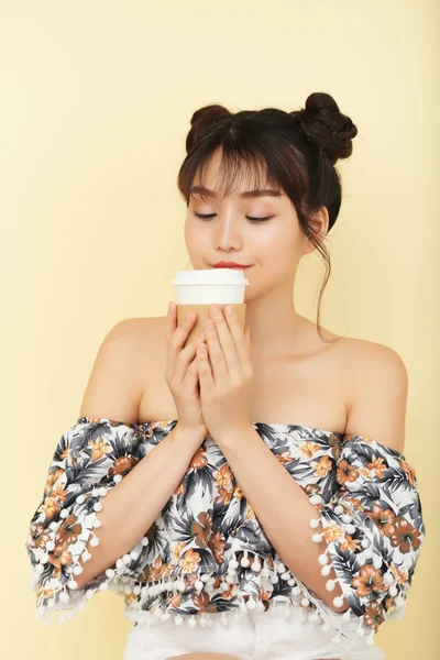 Glimlachende Jonge Vietnamese Vrouw Ruiken Take Out Koffie — Stockfoto