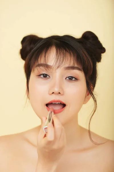 Atractiva Joven Mujer Asiática Aplicando Lápiz Labial Naranja —  Fotos de Stock