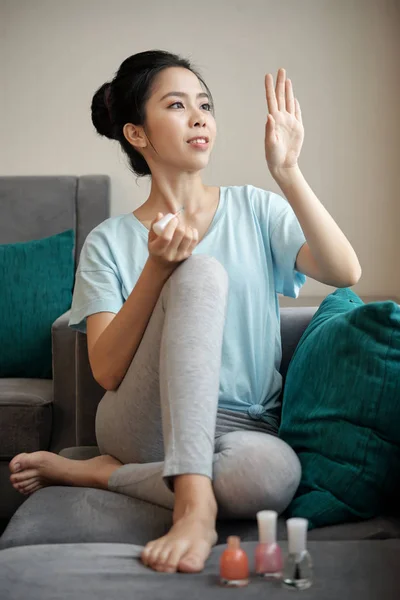 Joyeux Jeune Femme Asiatique Regardant Ses Ongles Soignés — Photo