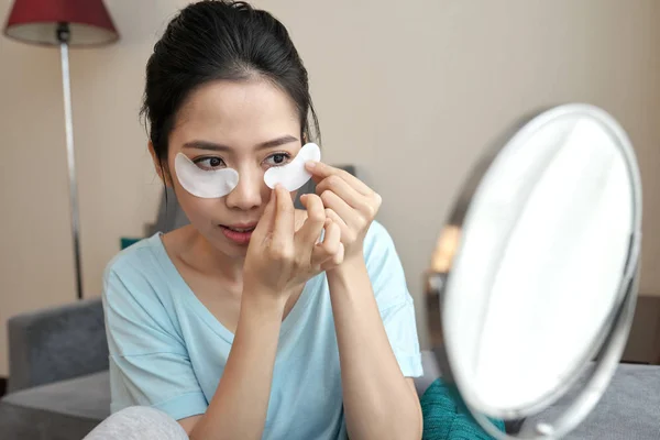 Mooie Jonge Vietnamese Vrouw Toepassing Van Collageen Onder Eye Patches — Stockfoto