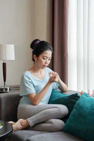 Mooie Jonge Aziatische Vrouw Doet Manicure Thuis — Stockfoto