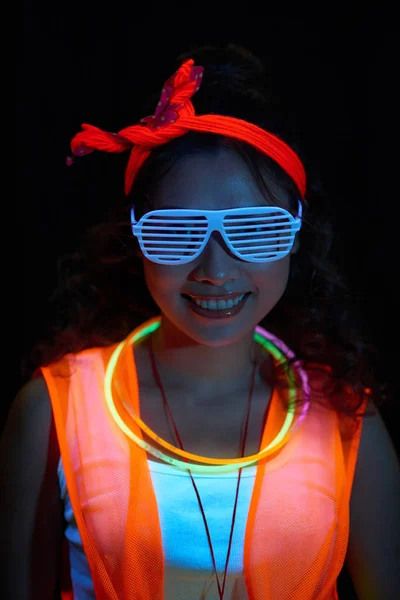 Portret Van Gelukkige Jonge Stijlvolle Vrouw Felle Neon Kleuren — Stockfoto