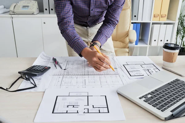 Architekt Arbeitet Bauplan Seinem Arbeitsplatz Büro — Stockfoto