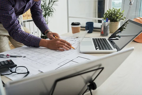 Mãos Arquiteto Desenhando Planta Seu Escritório — Fotografia de Stock