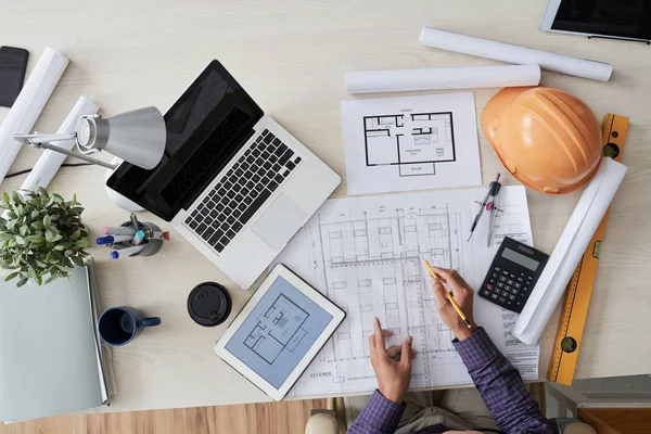 Bauingenieur Arbeitet Mit Verschiedenen Entwürfen Auf Seinem Tisch Blick Von — Stockfoto