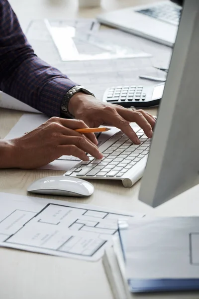 Mains Ingénieur Civil Professionnel Travaillant Sur Ordinateur Dans Bureau — Photo