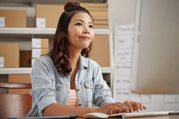 Junge Büroangestellte Sitzt Tisch Und Tippt Büro Computer — Stockfoto