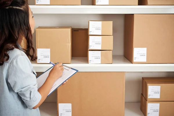 Jonge Vrouw Staan Het Controleren Van Perceel Post Kantoor — Stockfoto