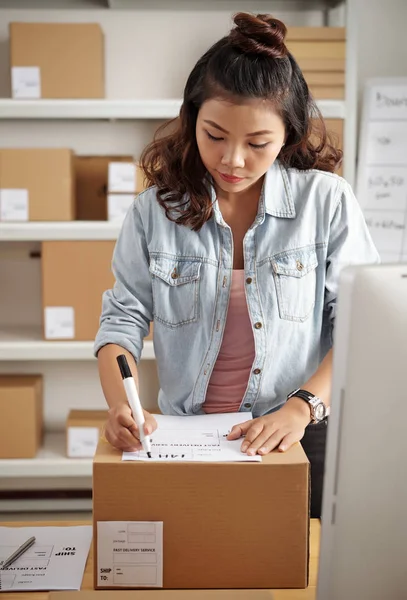 Asiática Joven Mujer Llenando Formulario Caja Cartón Lugar Trabajo — Foto de Stock