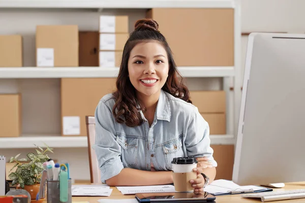 Retrato Una Joven Empresaria Asiática Sentada Mesa Sonriendo Oficina — Foto de Stock