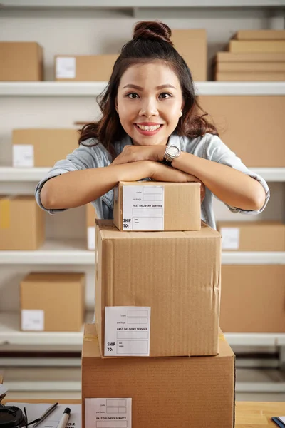 Retrato Joven Oficinista Asiático Pie Con Montón Cajas Cartón Preparándose — Foto de Stock