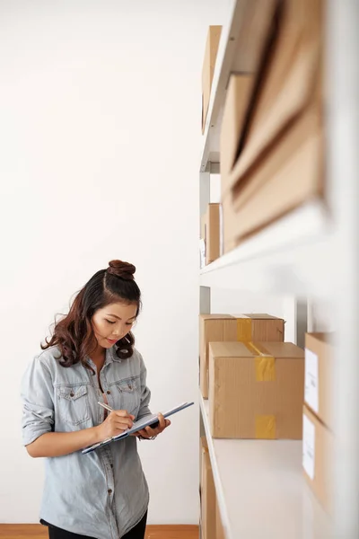 Trabajadora Oficina Escribiendo Órdenes Documento Mientras Está Pie Frente Cajas — Foto de Stock