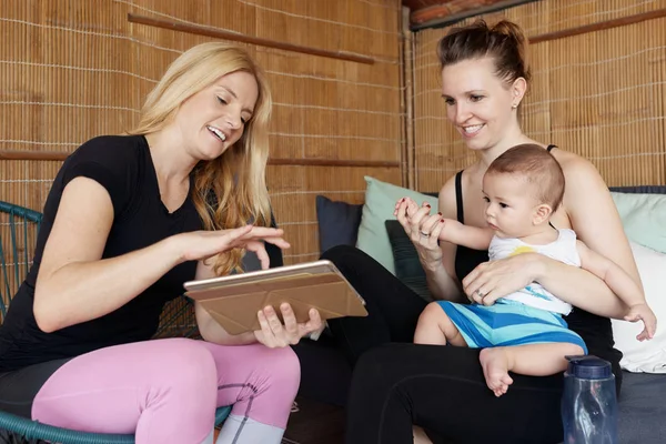 Atrakcyjna Młoda Kobieta Trzyma Tabletkę Pokazując Bajki Adorable Małego Syna — Zdjęcie stockowe