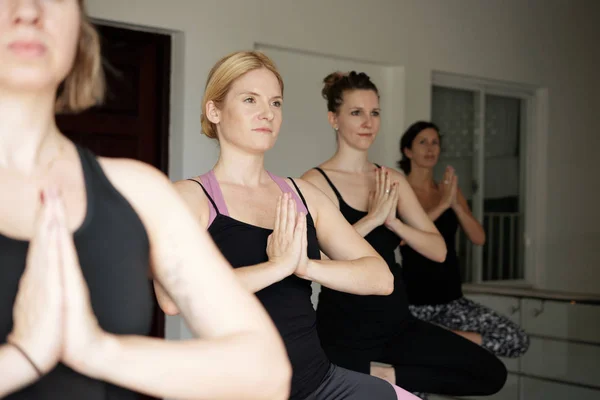 Gruppo Giovani Donne Caucasiche Piedi Postura Albero Yoga Tenendo Mano — Foto Stock